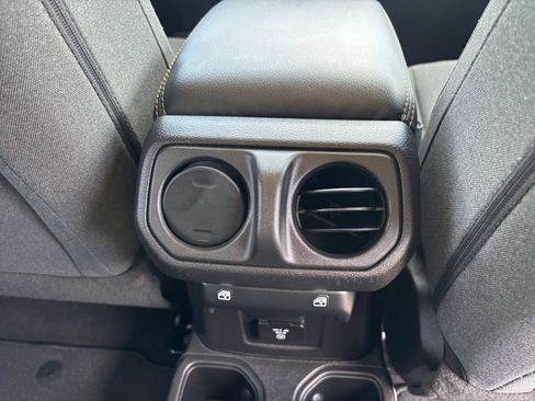 Used 2025 Jeep Wrangler Unlimited Sahara AWD/4WD image 21