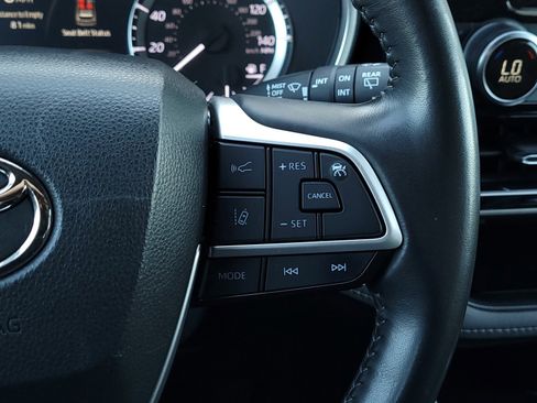 Certified 2023 Toyota Highlander XLE image 24