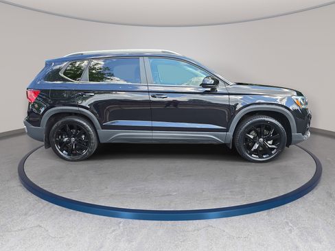 Used 2023 Volkswagen Taos SE w/ Panoramic Sunroof Package AWD/4WD image 4