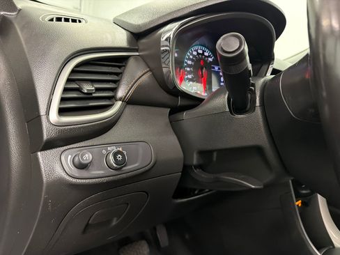 Used 2020 Chevrolet Trax LT w/ LT Convenience Package AWD/4WD image 29