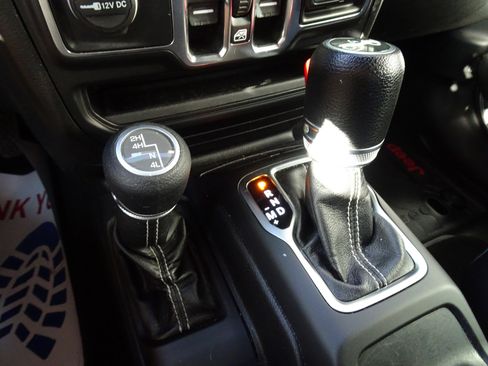 Used 2018 Jeep Wrangler Unlimited Sahara image 17