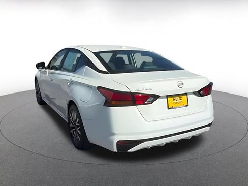 Used 2025 Nissan Altima 2.5 SV FWD image 11
