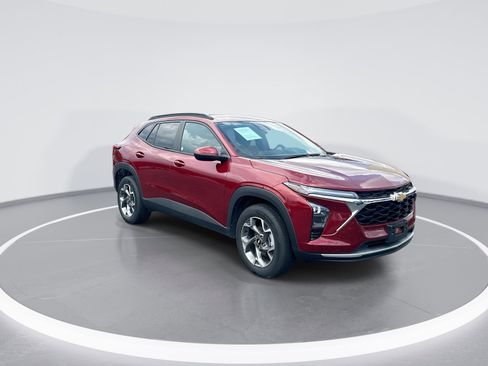 Used 2025 Chevrolet Trax LT w/ LT Convenience Package FWD image 2