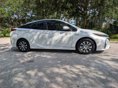 Used 2021 Toyota Prius Prime LE FWD image 9