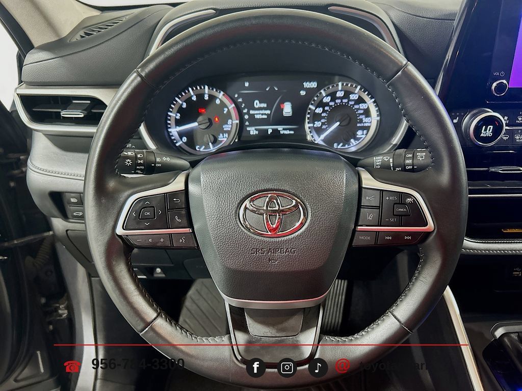 Used 2025 Toyota Highlander XLE FWD image 10