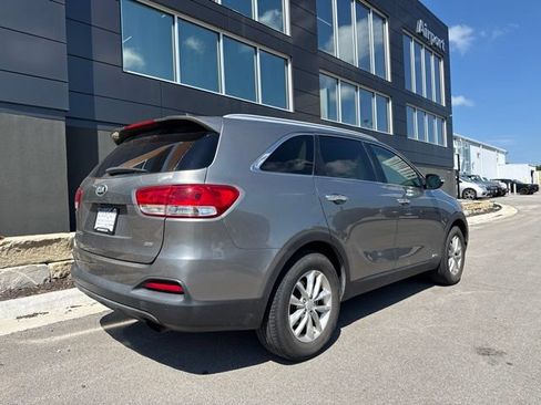 Used 2017 Kia Sorento AWD w/ LX Convenience Package image 3