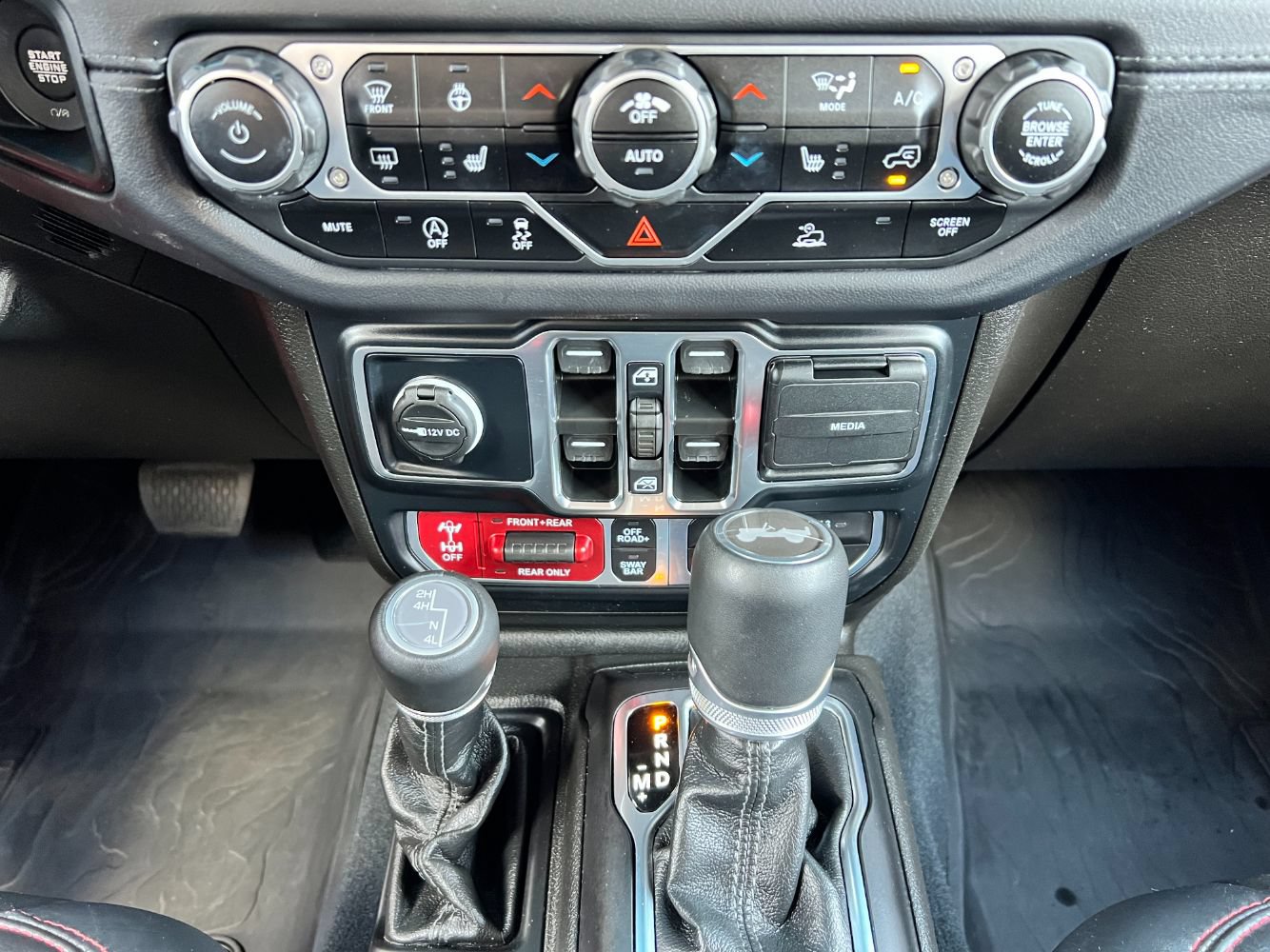 Used 2024 Jeep Wrangler Unlimited Rubicon w/ XTREMEE 35" Tire Package AWD/4WD image 18
