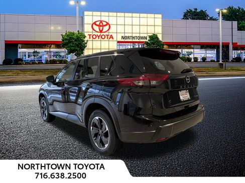 Used 2024 Nissan Rogue SV image 3