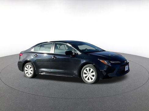 Used 2025 Toyota Corolla LE image 2