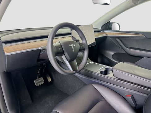 Used 2024 Tesla Model Y Long Range image 9