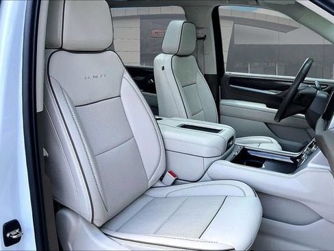 Used 2023 GMC Yukon XL Denali AWD/4WD image 7