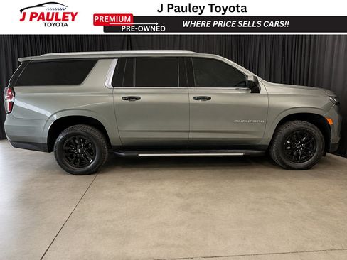 Used 2023 Chevrolet Suburban LT RWD image 3
