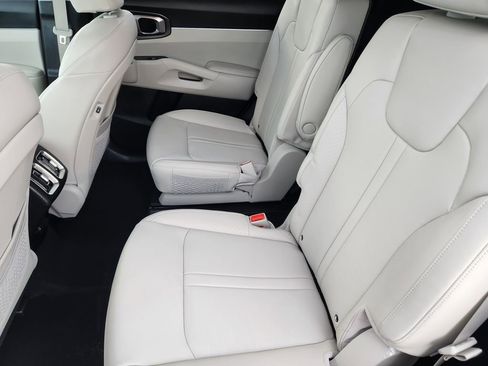 Certified 2025 Kia Sorento EX image 12