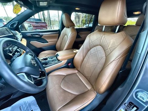 Used 2024 Toyota Highlander Platinum image 20
