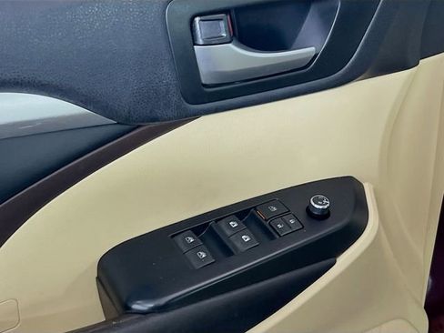 Used 2016 Toyota Highlander XLE FWD image 15
