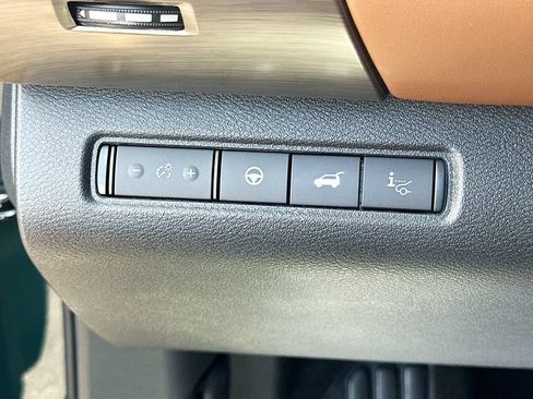 Used 2025 Nissan Pathfinder Platinum w/ Black Appearance Package AWD/4WD image 10