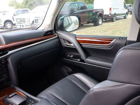 Used 2019 Lexus LX 570 4WD w/ Luxury Package image 26