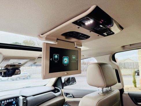 Used 2019 Chevrolet Suburban LT image 9