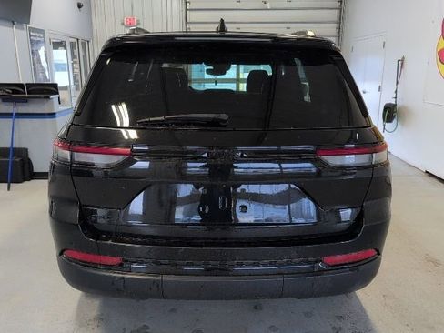 Used 2023 Jeep Grand Cherokee Altitude AWD/4WD image 4