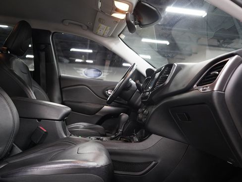 Used 2019 Jeep Cherokee Limited w/ Technology Group FWD image 23