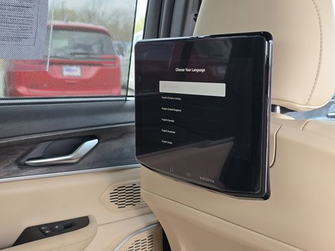 Certified 2023 Jeep Grand Cherokee Limited w/ Luxury Tech Group II image 10