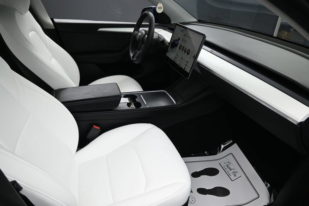 Used 2024 Tesla Model Y 2WD image 35