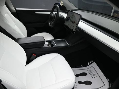 Used 2024 Tesla Model Y 2WD image 35