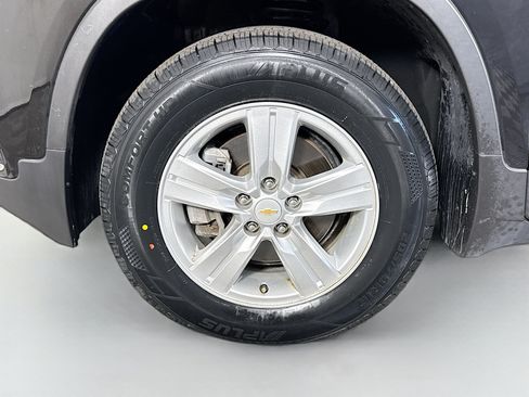 Used 2021 Chevrolet Trax LT w/ Premium Seat Package AWD/4WD image 38