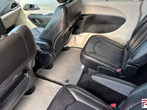 Used 2023 Chrysler Pacifica Touring-L AWD/4WD image 13