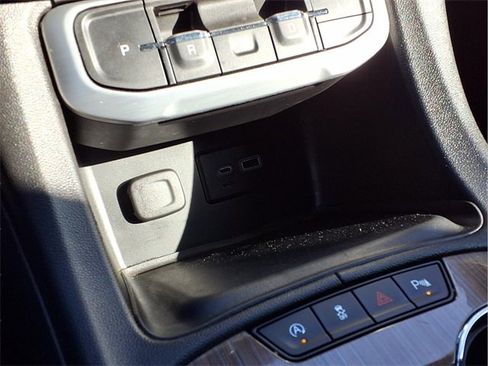 Used 2023 GMC Acadia SLE w/ Driver Convenience Package image 9