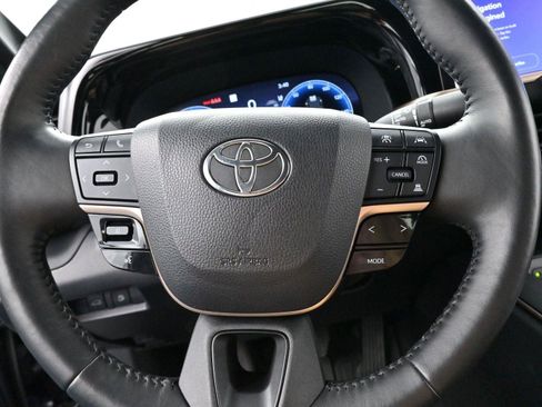 Used 2023 Toyota Crown Limited image 17