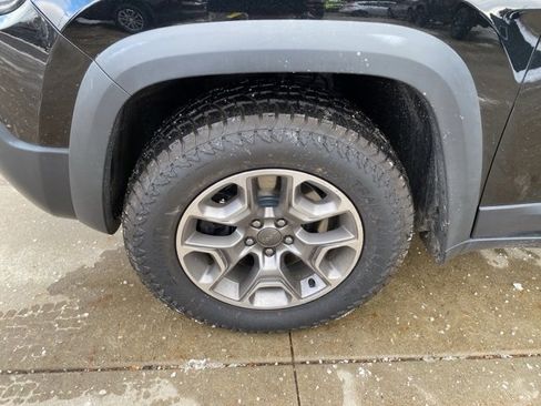 Certified 2020 Jeep Cherokee Trailhawk image 12