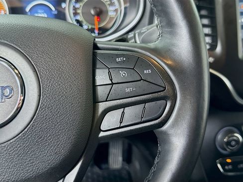 Used 2019 Jeep Cherokee Trailhawk AWD/4WD image 24