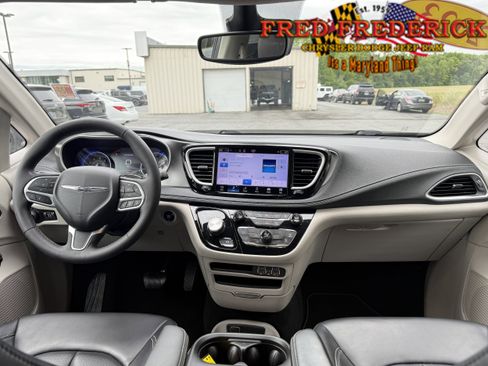Used 2023 Chrysler Pacifica Touring-L AWD/4WD image 16