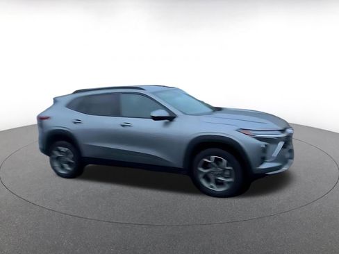 Used 2025 Chevrolet Trax LT image 2