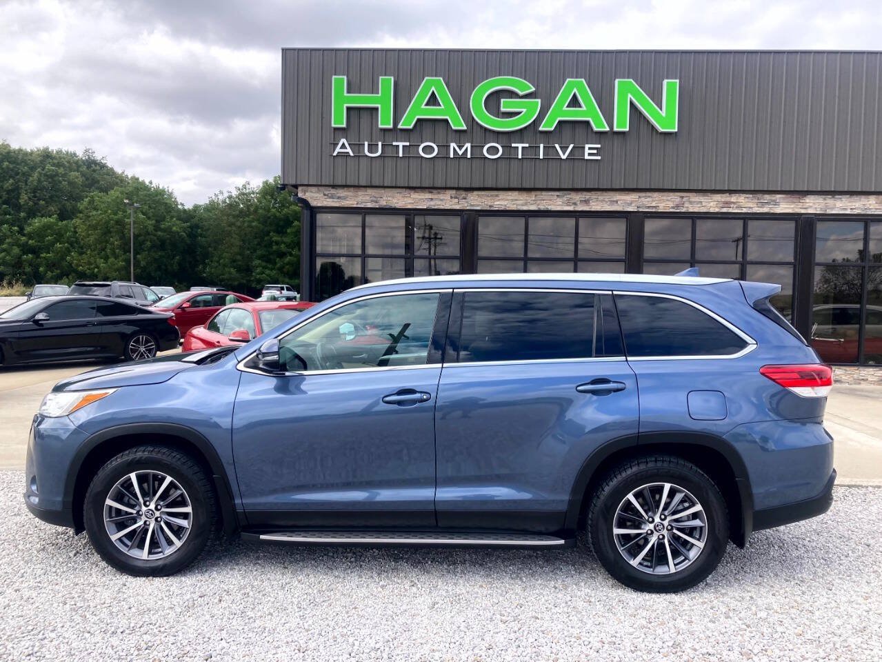 Used 2019 Toyota Highlander XLE FWD image 1