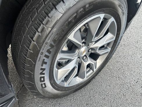 Used 2024 Chevrolet Suburban LT w/ Luxury Package image 9