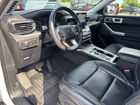 Used 2021 Ford Explorer XLT w/ Equipment Group 202A AWD/4WD image 18