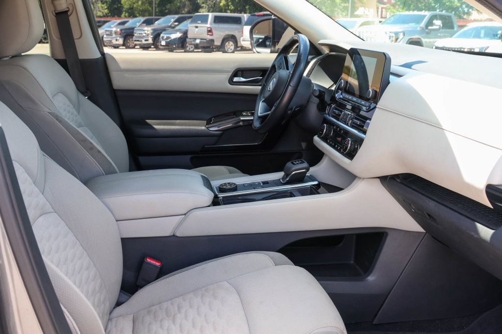 Used 2022 Nissan Pathfinder SV AWD/4WD image 16