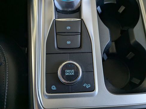 Used 2022 Ford Explorer XLT w/ Equipment Group 202A AWD/4WD image 17