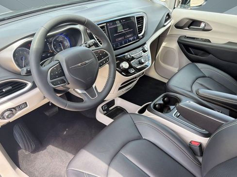 Used 2024 Chrysler Pacifica Touring-L FWD image 4