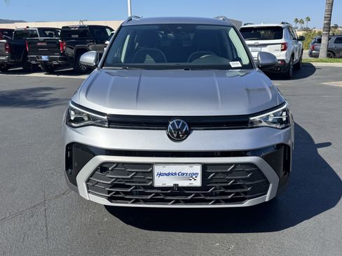 Used 2025 Volkswagen Taos SE image 2