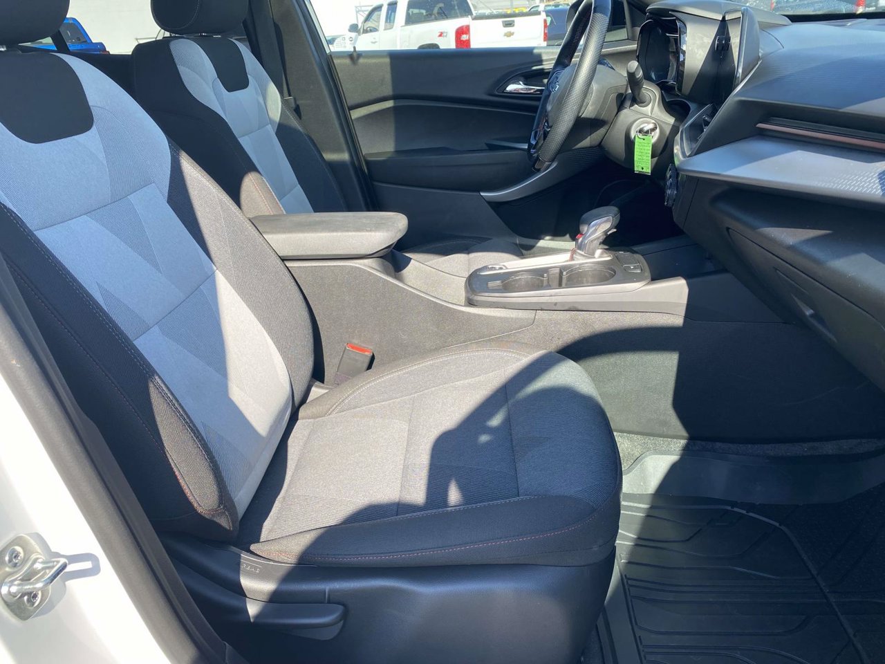 Used 2025 Chevrolet Trax RS w/ Sunroof Package FWD image 12