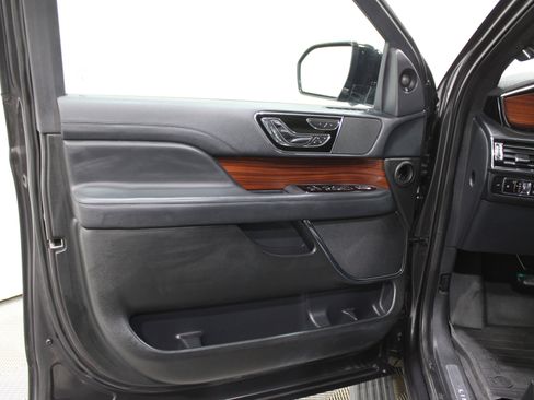 Used 2023 Lincoln Navigator Reserve image 5