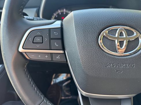 Used 2024 Toyota Highlander XLE AWD/4WD image 29