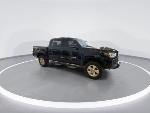 Used 2019 Toyota Tacoma TRD Sport image 2