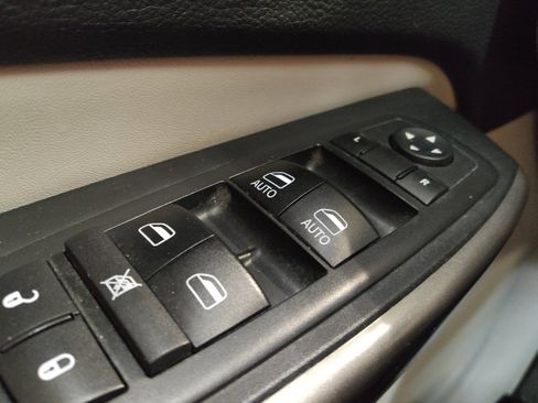 Used 2019 Jeep Cherokee Limited image 27