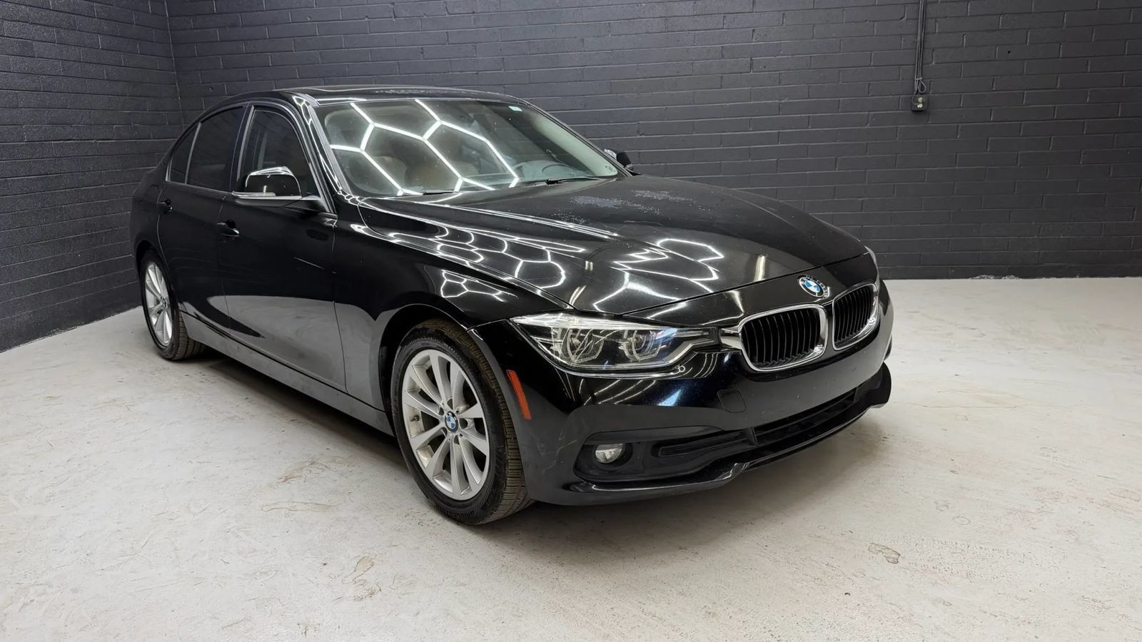 Used 2018 BMW 320i Sedan RWD image 1