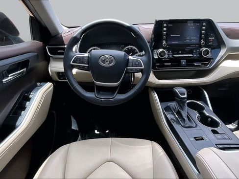 Used 2022 Toyota Highlander XLE FWD image 6