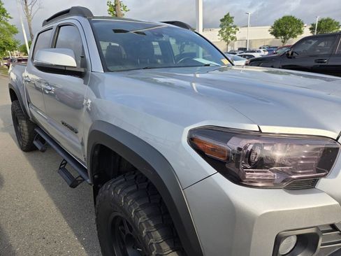 Used 2022 Toyota Tacoma TRD Off-Road w/ TRD Premium Off Road Package AWD/4WD image 10